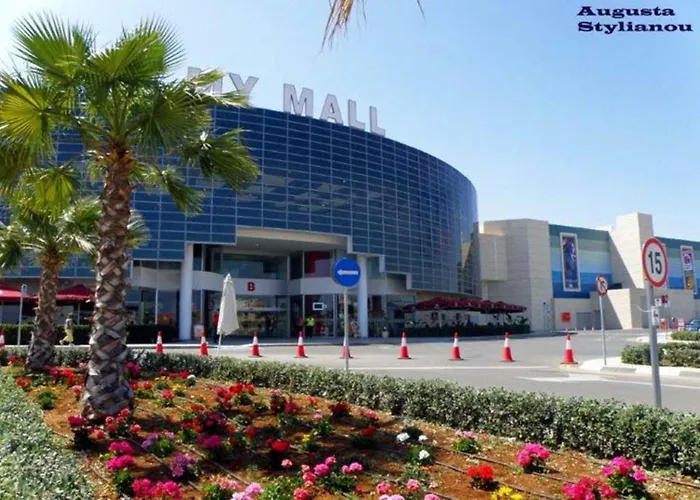 Sea Front & Center, Amazing Sea View דירה לימסול