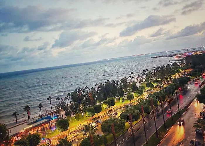 Sea Front & Center, Amazing Sea View アパート リマソール