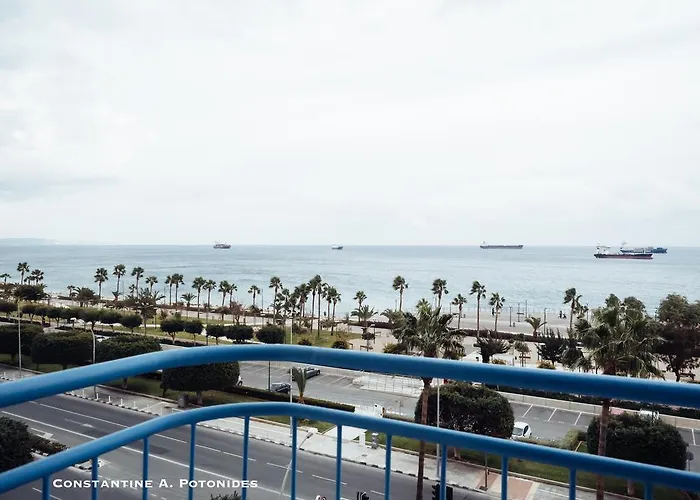 Sea Front & Center, Amazing Sea View アパート *